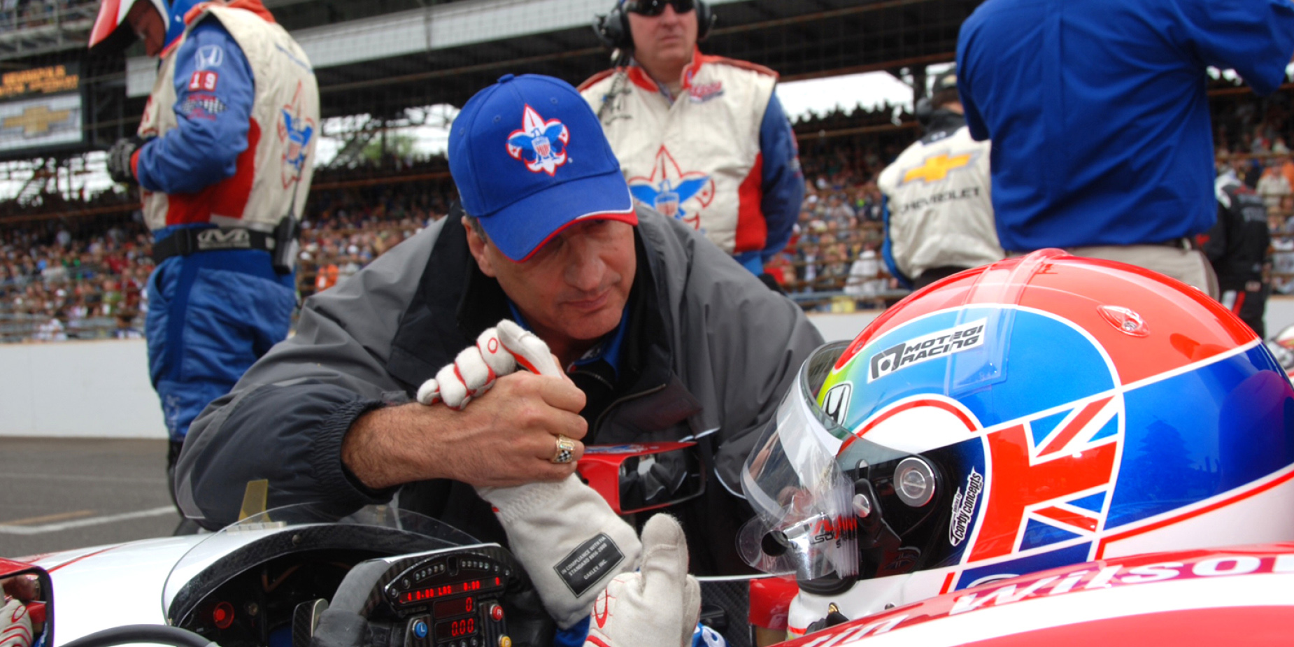 Bill Pappas offers Justin Wilson some encouragement before the start of the 2013 Indy 500.