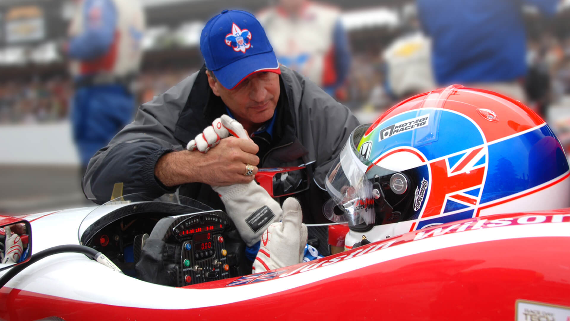 Pappas offers Justin Wilson some encouragement before the start of the 2013 Indy 500.