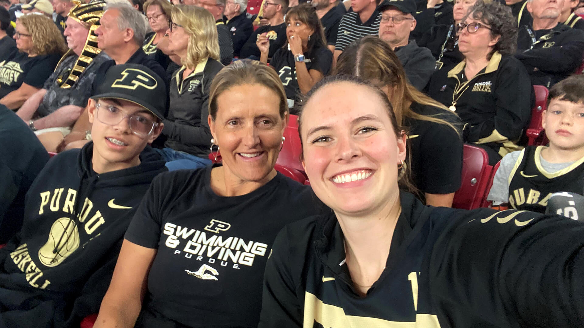 Julie Dussliere and Léony Boudreau pose for a selfie at the men’s basketball Final Four 