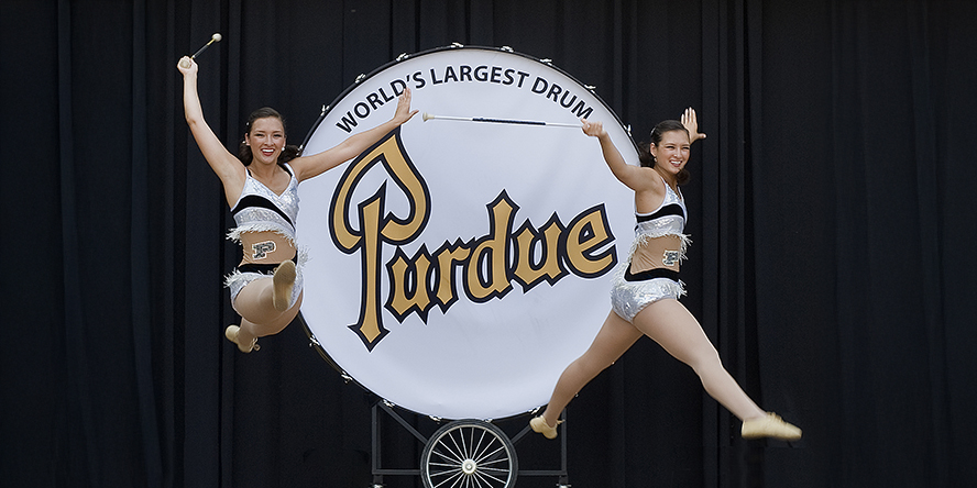Sara and Chellie Zou in front of the World’s Largest Drum.