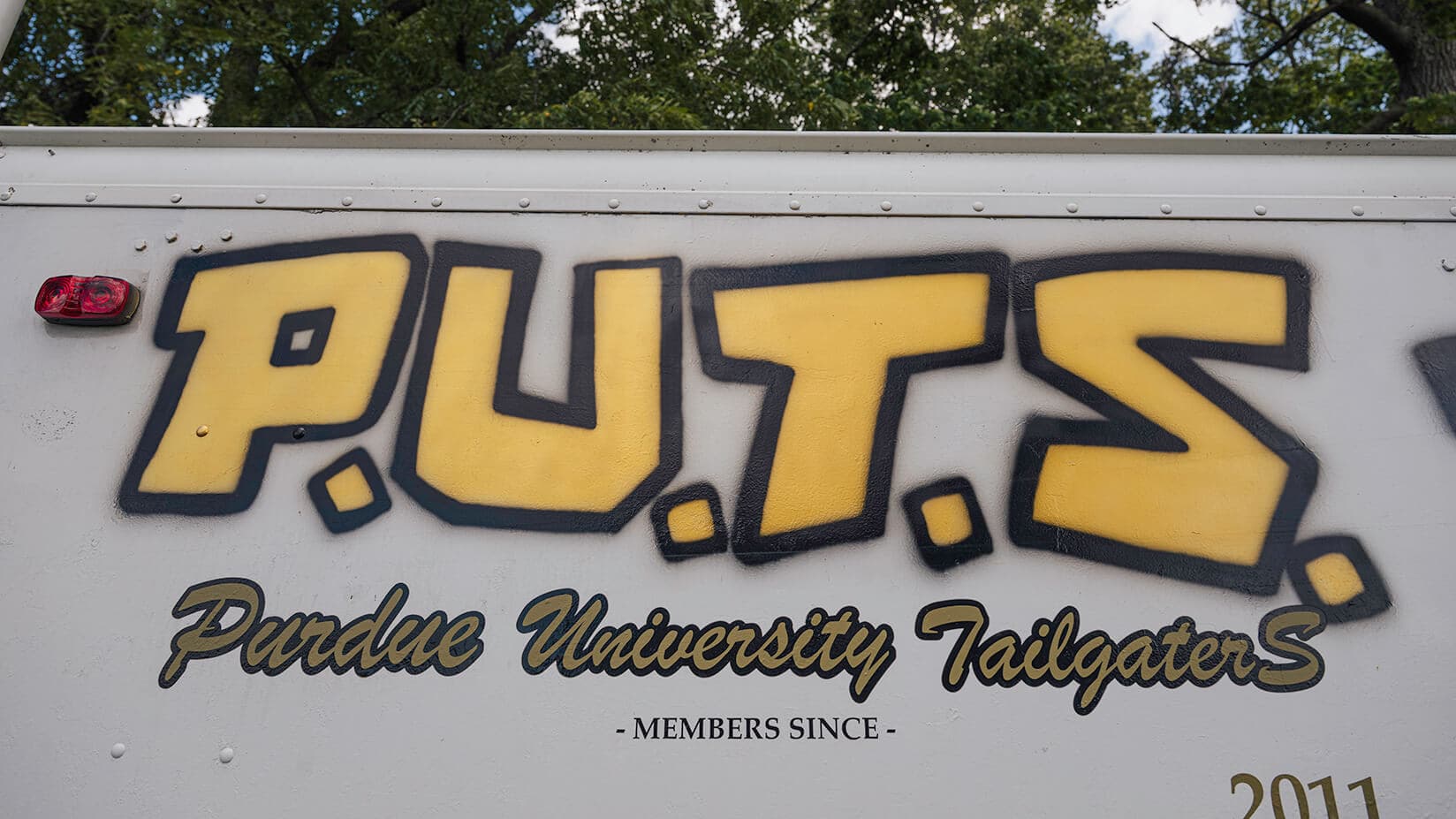 The airbrush paint detail on the bread truck.