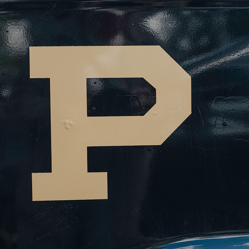 A letter “P” painted on the side of the bus.
